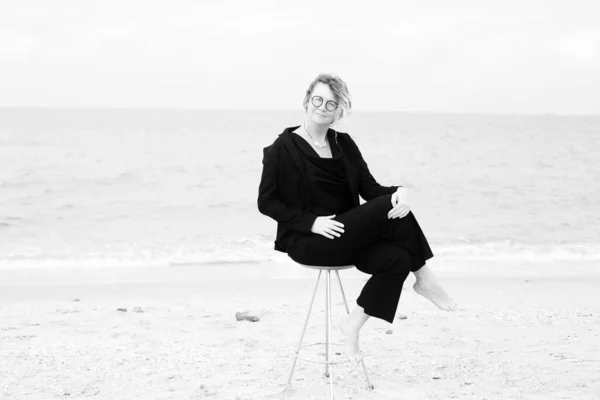 Portret Van Een Serieuze Jarige Vrouw Die Het Strand Loopt — Stockfoto