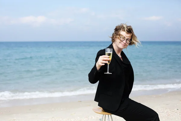 Portrét Čtyřicetileté Ženy Pláži Držící Sklenici Šampaňského — Stock fotografie