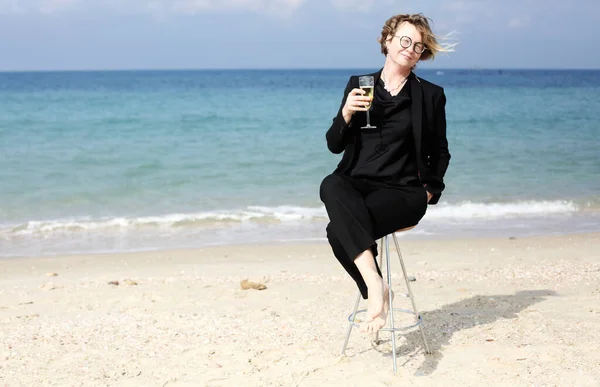 Портрет Річної Жінки Пляжі Тримає Келих Шампанського — стокове фото