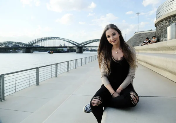 Mooie Stijlvolle Vrouw Zittend Straat Trap Zomerdag — Stockfoto