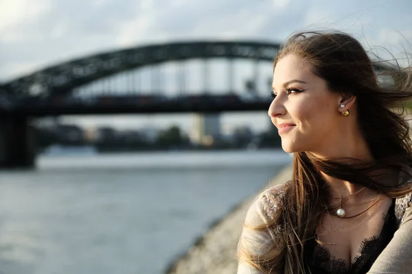 Bella Donna Elegante Seduta Sulle Scale Strada Giorno Estate — Foto Stock