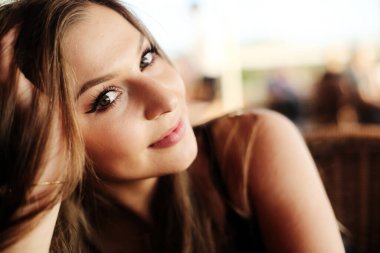 25 yaşındaki güzel bir kadının yakın plan portresi.