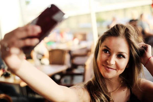 Gelukkig Jong Vrouw Nemen Selfie Buiten — Stockfoto