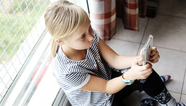 Covid Concept École Domicile Ans Fille Ennuie Maison Avec Téléphone — Photo