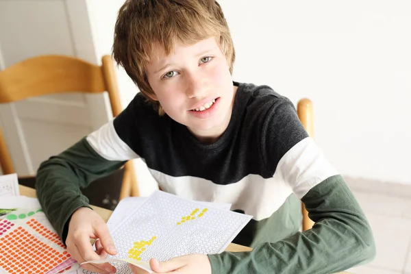 Lindo Años Autista Niño Dibujo — Foto de Stock