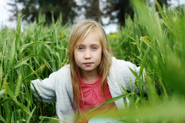 Portret Van Een Meisje Dat Geniet Van Vrijheid Zomer Einde — Stockfoto