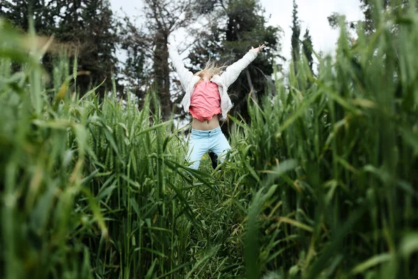 Chica Disfruta Libertad Verano Naturaleza Poner Fin Cuarentena Del Coronavirus —  Fotos de Stock