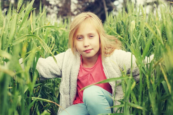 Portrét Dívky Která Užívá Léto Svobody Ukončení Karantény Koronaviru Mimo — Stock fotografie