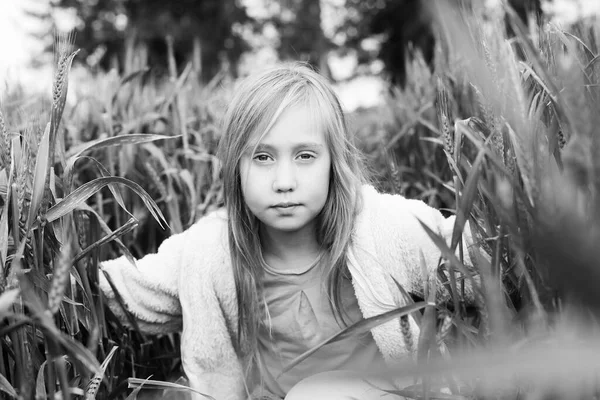 Özgürlüğün Yazın Tadını Çıkaran Kızın Portresi Koronavirüs Karantinası Sona Eriyor — Stok fotoğraf