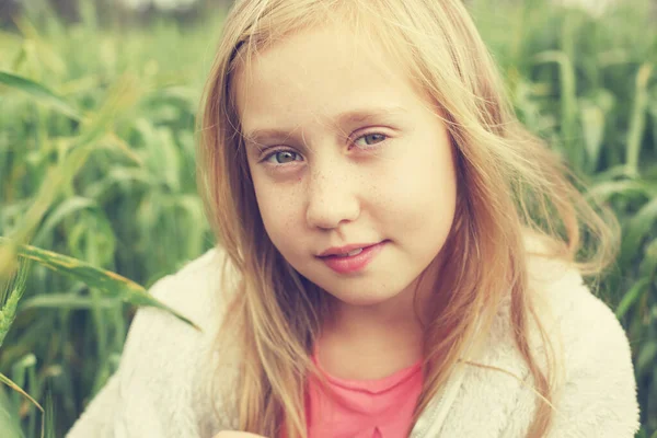 Portret Van Een Meisje Dat Geniet Van Vrijheid Zomer Einde — Stockfoto