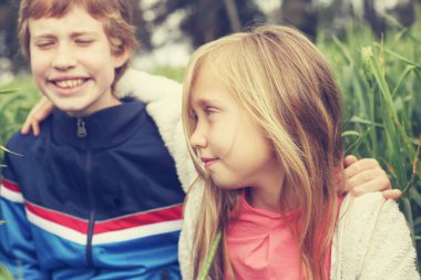 Otistik erkek kardeşiyle birlikte özgürlük ve yazın tadını çıkaran kız kardeşinin portresi. Koronavirüs karantinası sona eriyor..   