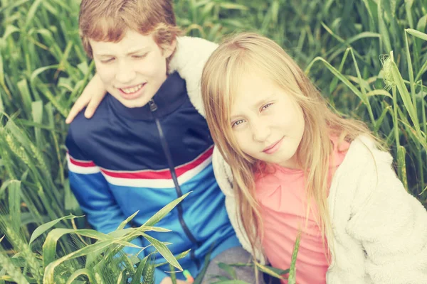 Portret Van Haar Zus Met Haar Autistische Broer Die Geniet — Stockfoto