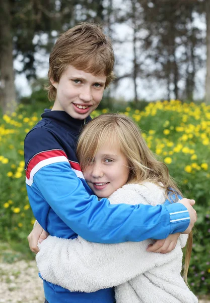 姐姐和她孤独症的哥哥享受自由和夏天的肖像 在Covid 19检疫范围外 终止验尸动物检疫 — 图库照片