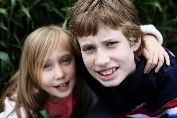 Portrait Sœur Avec Son Frère Autiste Jouissant Liberté Été Fin — Photo