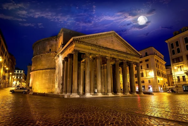 Hold felett a római pantheon — Stock Fotó