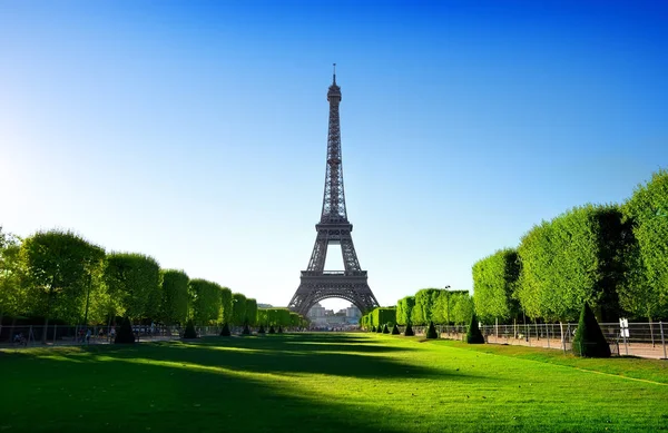 Eiffelturm und Champ de mars — Stockfoto