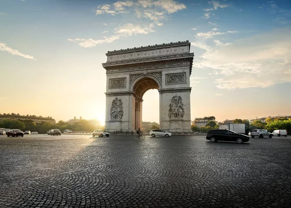 Verkeer in de buurt van Arc de Triomphe — Stockfoto