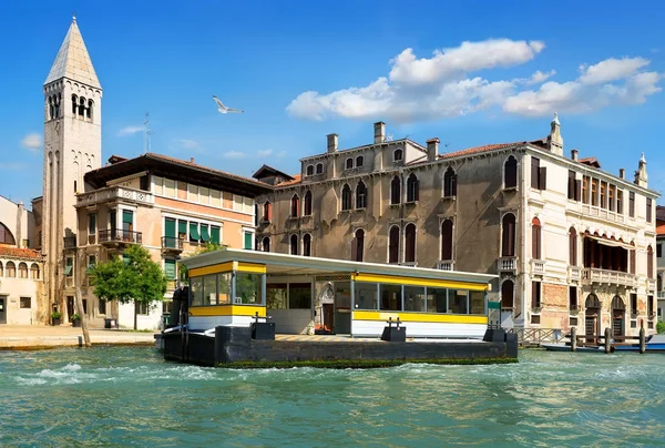 Vaporetto-hållplatsen i Venedig — Stockfoto