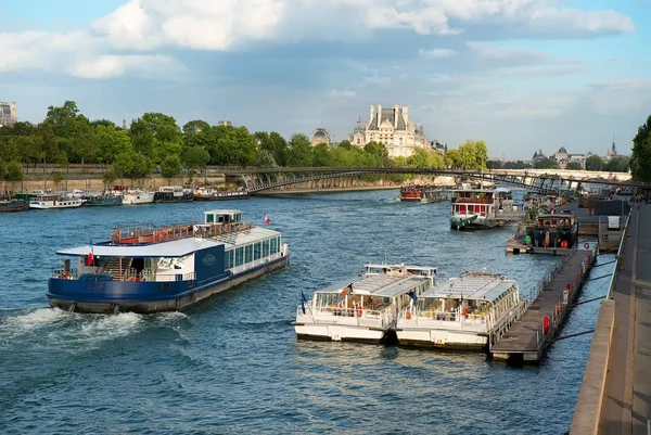 Boten op seine — Stockfoto