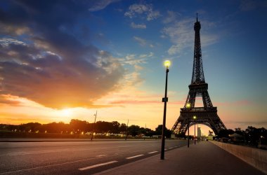 Paris'te bulutlu gündoğumu