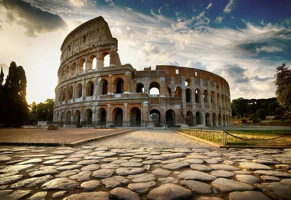 Şafak Colosseum üzerinde — Stok fotoğraf