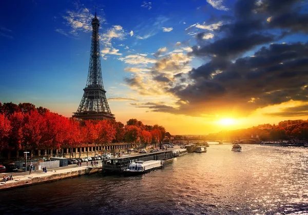 Eiffel Tower in autumn — Stock Photo, Image