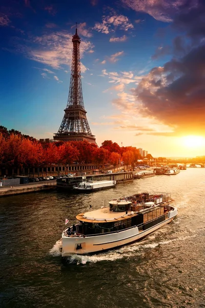 Eiffeltårnet i efteråret - Stock-foto