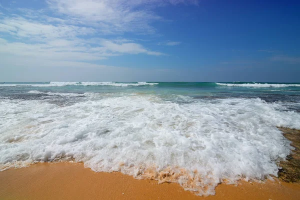 Vague mousseuse de la mer — Photo