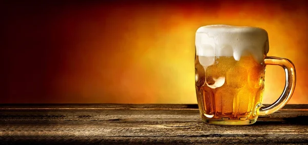 Øl på trebord – stockfoto
