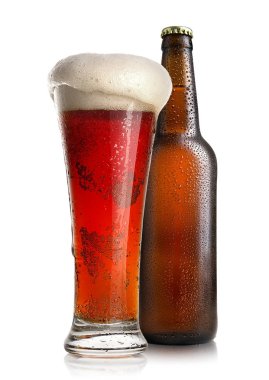 Kırmızı bira ve şişe