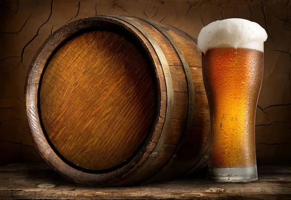 Пиво в кошику і склі — стокове фото
