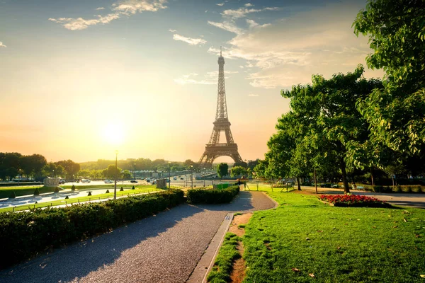 Tower near park in Paris — Stock Photo, Image