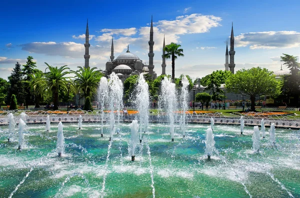 蓝色清真寺和喷泉 — 图库照片