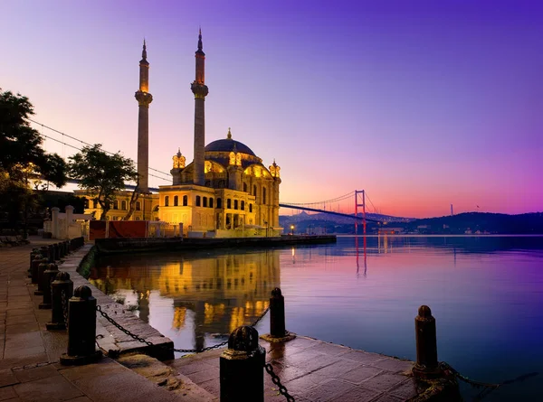 Mezquita Ortakoy en Estambul — Foto de Stock