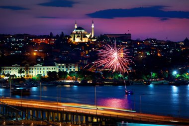 Atatürk Köprüsü ve cityscape