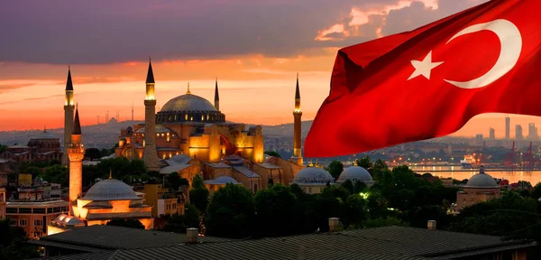 Bendera dan Ayasofya di Istanbul — Stok Foto