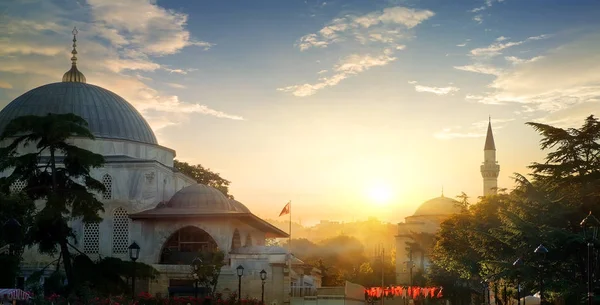 Mecset naplementekor — Stock Fotó