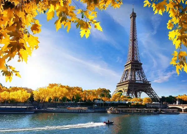 Seine and Eiffel Tower in autumn — Stock Photo, Image