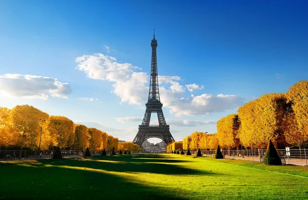 Spring at Champs de Mars in autumn — Stock Photo, Image