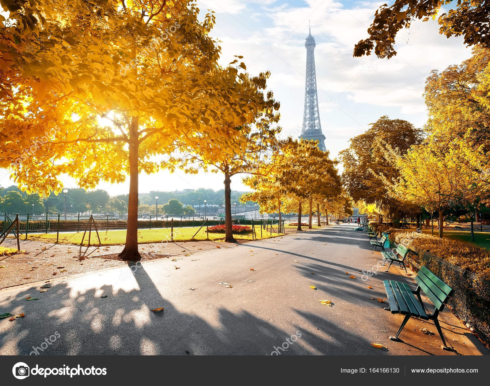 Sunny morning in Paris in autumn — Stock Photo © Givaga #164166130