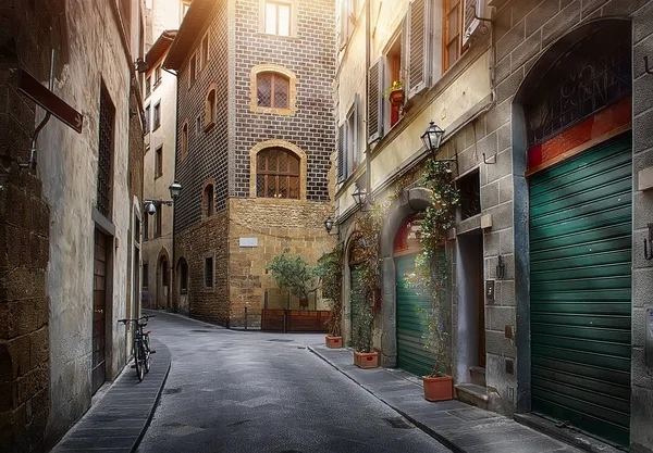 Узкая улица Флоренции — стоковое фото