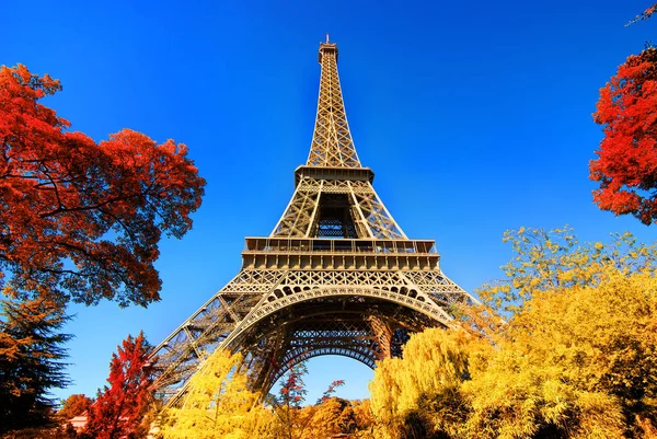 Eiffeltornet i höst park — Stockfoto