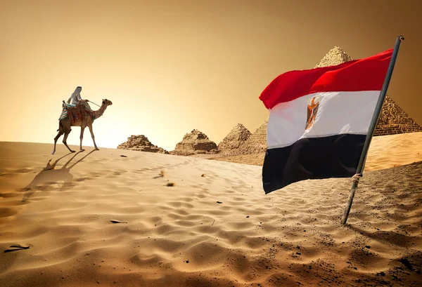 Vlajka pyramidy v poušti — Stock fotografie