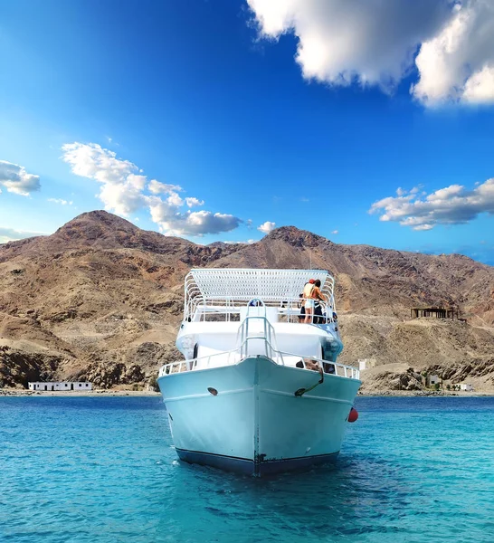 Yate en una bahía — Foto de Stock