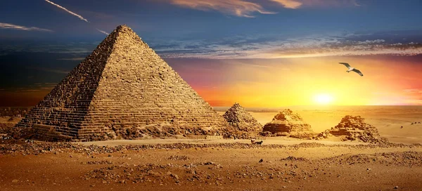 Pirâmides ao pôr do sol — Fotografia de Stock