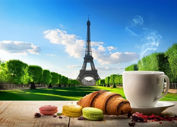 Breakfast near Eiffel Tower — Stock Photo, Image