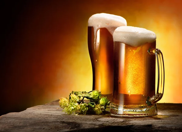 Dos vasos de cerveza y lúpulo —  Fotos de Stock