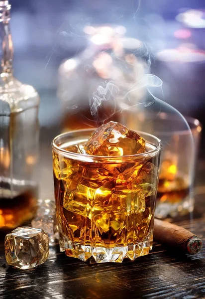 Whiskey met ijsblokjes — Stockfoto