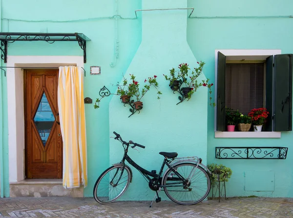 Bicycle near house — Stock Photo, Image