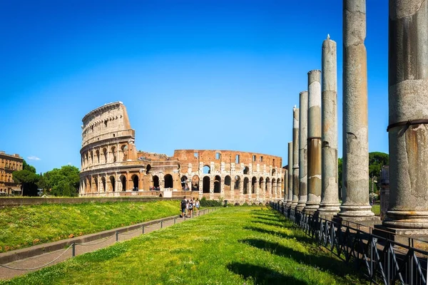 Colosseum yakınındaki turist — Stok fotoğraf